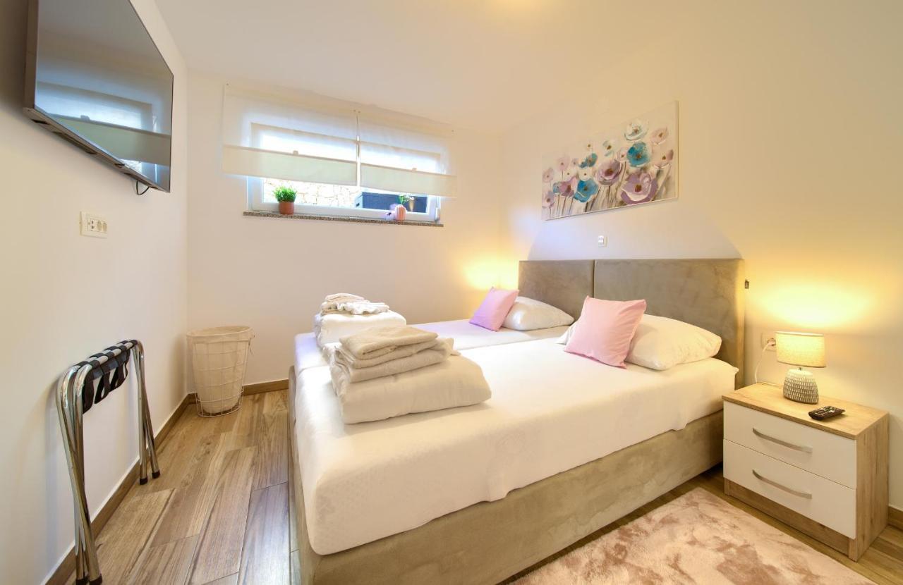 Villa Solis Lacus Modern Apartment - Private Heated Pool - Smart Tv Sky X - Free Parking Njivice Exteriér fotografie