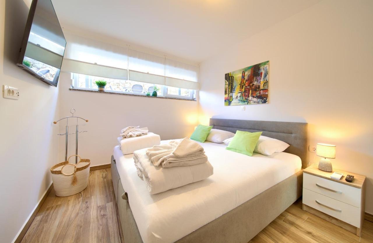 Villa Solis Lacus Modern Apartment - Private Heated Pool - Smart Tv Sky X - Free Parking Njivice Exteriér fotografie