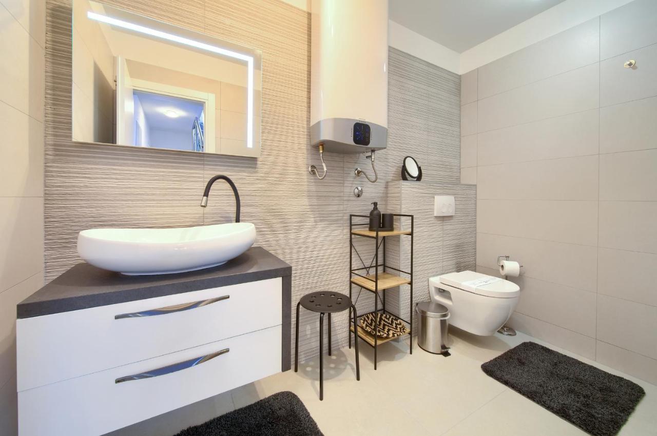 Villa Solis Lacus Modern Apartment - Private Heated Pool - Smart Tv Sky X - Free Parking Njivice Exteriér fotografie