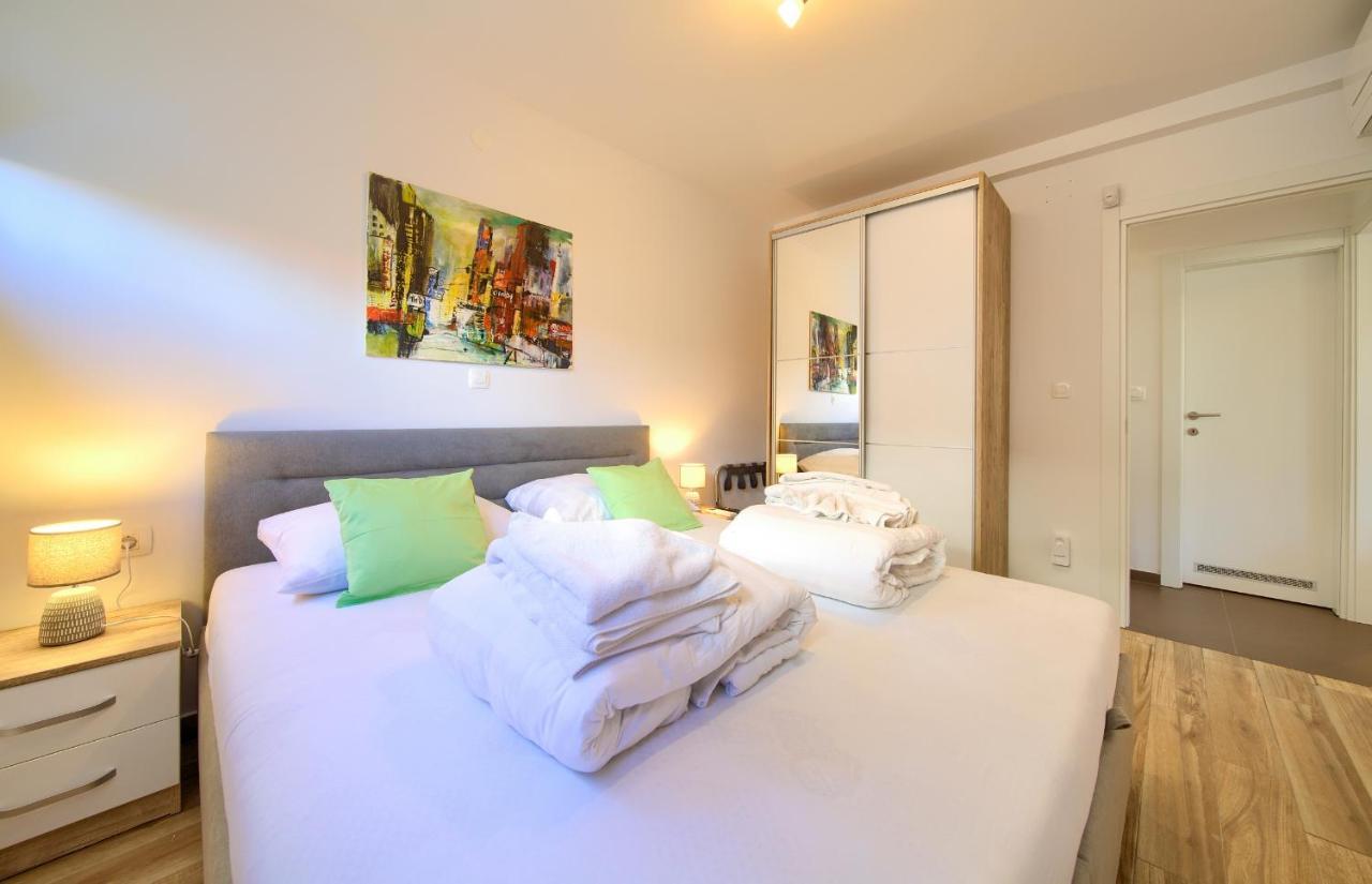 Villa Solis Lacus Modern Apartment - Private Heated Pool - Smart Tv Sky X - Free Parking Njivice Exteriér fotografie
